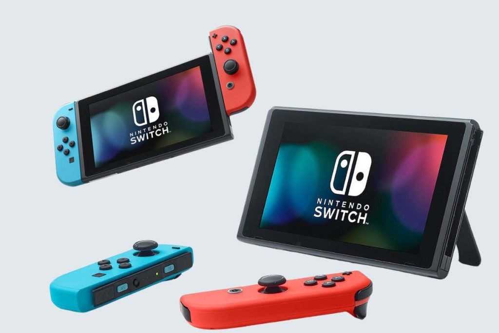 Deux consoles Nintendo Switch avec manettes détachables rouge et bleue.