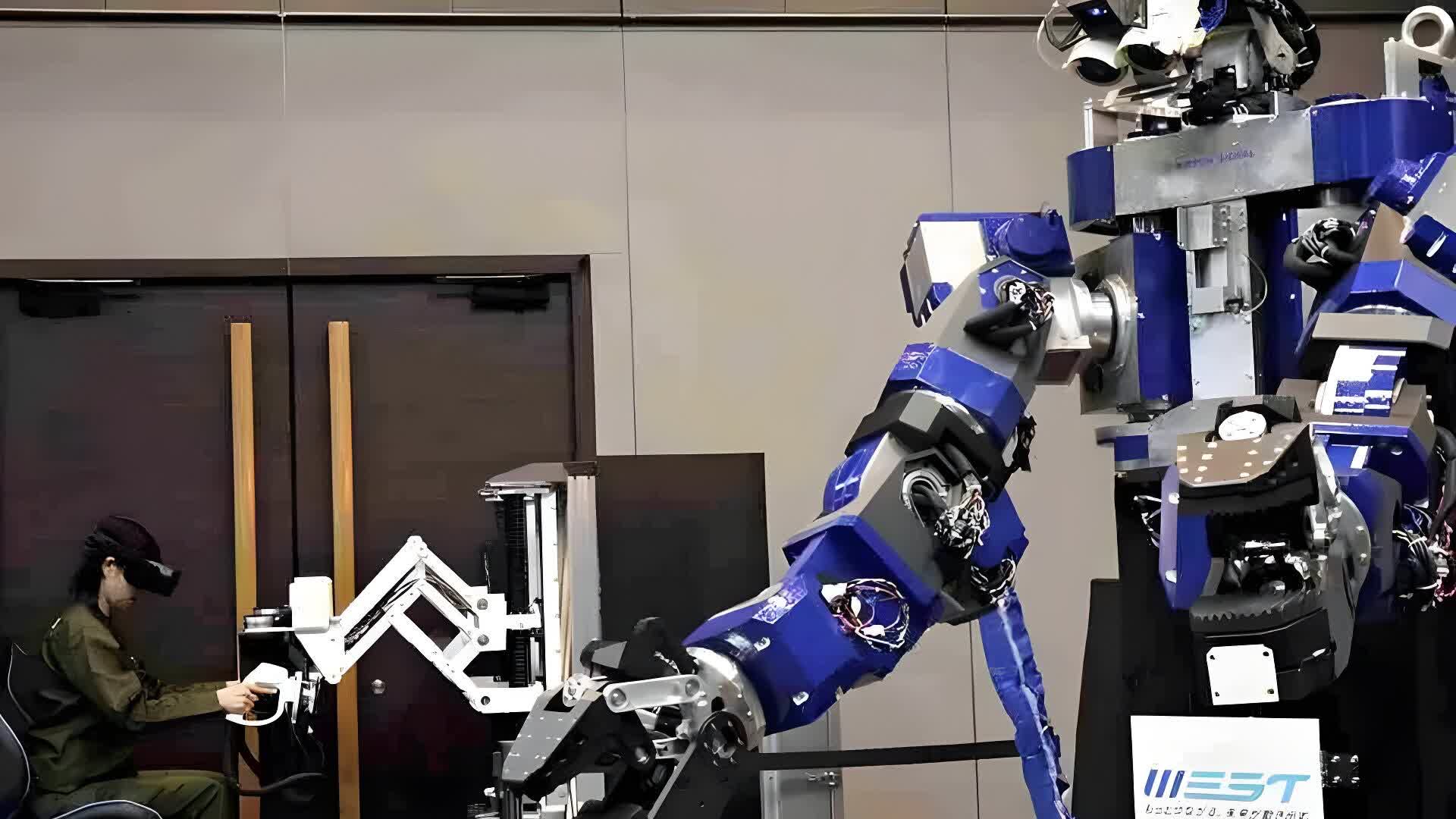 dernier robot géant japonais type Gundam charge tâches maintenance ferroviaire