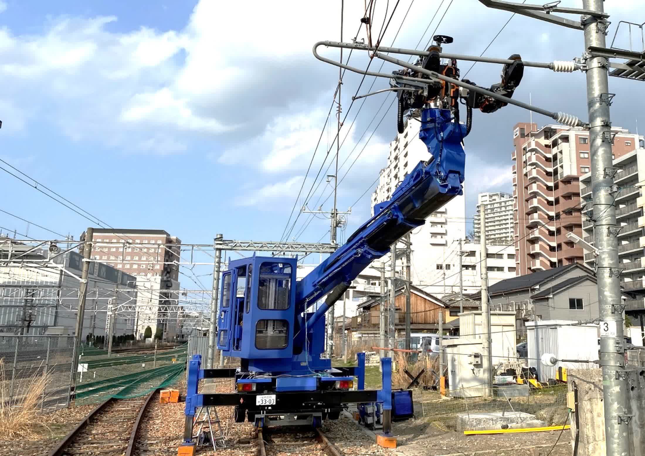 dernier robot géant japonais type Gundam charge tâches maintenance ferroviaire