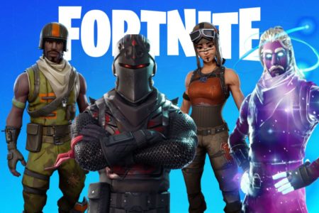 Quatre personnages avec des skins rares du jeu Fortnite sur un fond bleu.