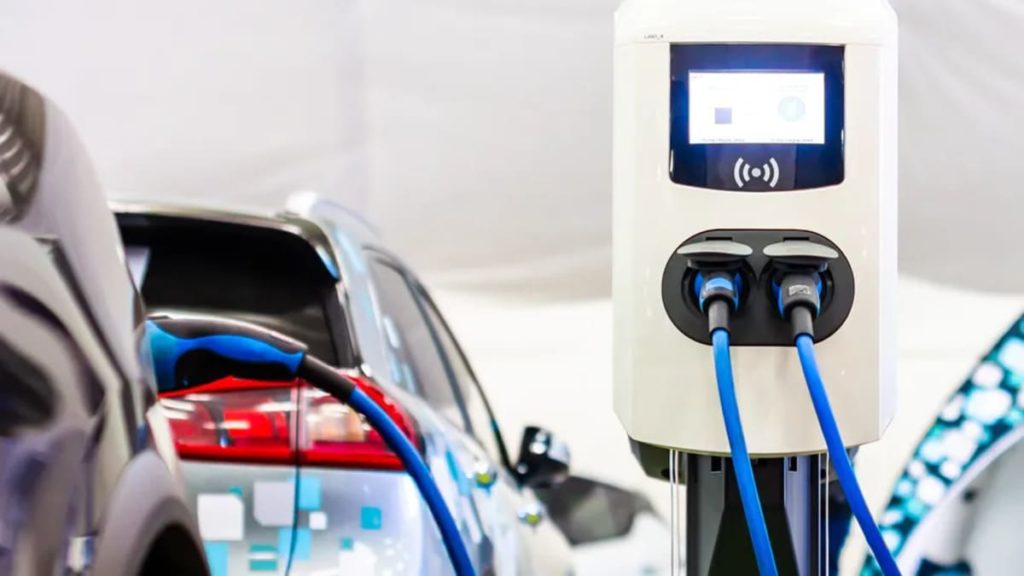 recharger une voiture électrique en station