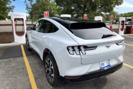 L'offre excédentaire sur le marché des véhicules électriques fait baisser les prix alors que les constructeurs automobiles révisent leurs prévisions de production Oversupply in the EV market drives down prices as automakers revise their production outlook