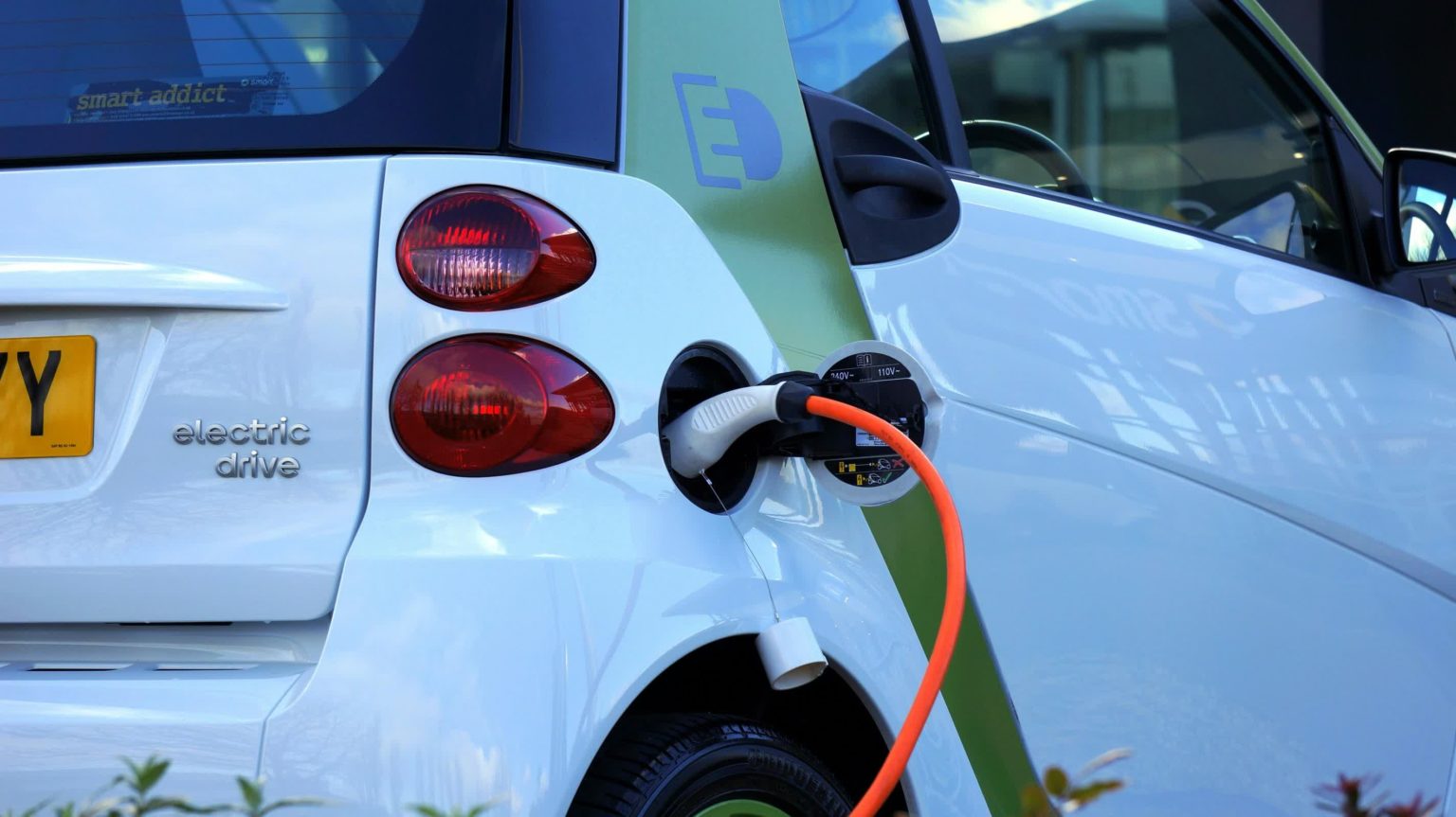 EV market sees record lease returns and price cuts, signaling consumer opportunity