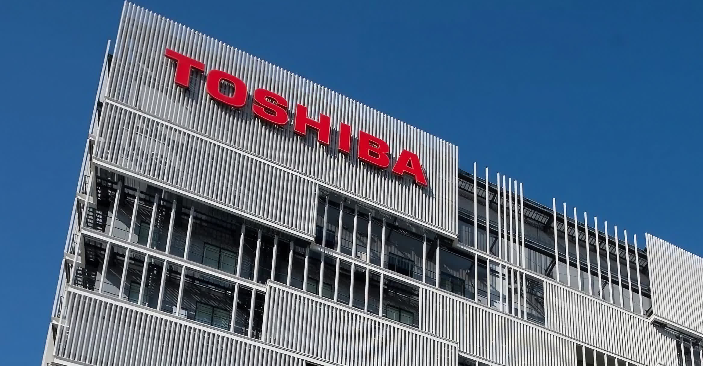 L'ordinateur bureau tout-en-un Toshiba intègre imprimante matricielle alimentation secours minutes dans unité livres