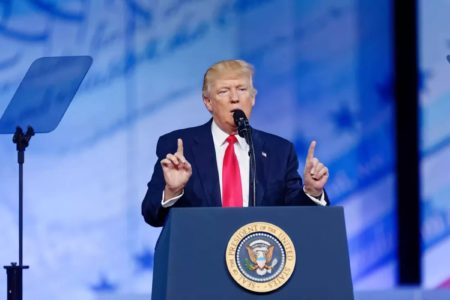 Trump annonce une initiative « Stargate » de 500 milliards de dollars qui vise à construire le plus grand projet d'infrastructure d'IA plus important Trump announces $500 billion Stargate initiative that aims to build largest-ever AI infrastructure project