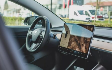 Elon Musk dit que Tesla lancera un service de taxi autonome au Texas en juin Elon Musk says Tesla will launch a self-driving cab service in Texas in June