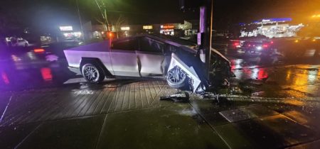Tesla CyberTruck se bloque dans le pôle tout en utilisant le dernier logiciel complet de conduite autonome Tesla Cybertruck crashes into pole while using latest Full Self-Driving software
